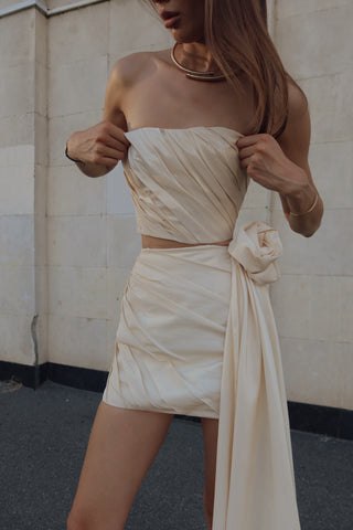 A gold set consisting of a corset and a skirt with a removable train, designed for special occasions and an accentuated silhouette