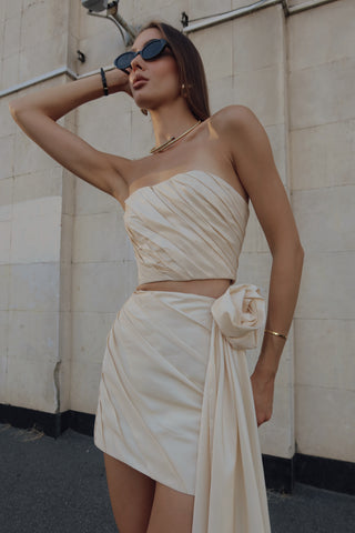 A gold set consisting of a corset and a skirt with a removable train, designed for special occasions and an accentuated silhouette