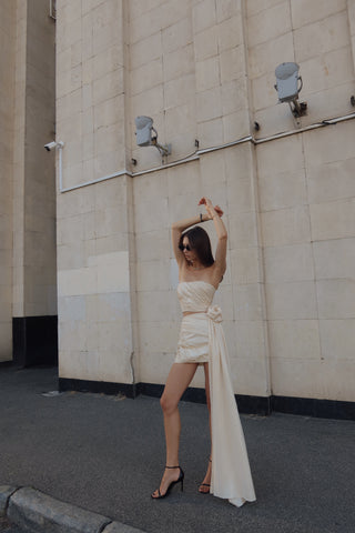 A gold set consisting of a corset and a skirt with a removable train, designed for special occasions and an accentuated silhouette