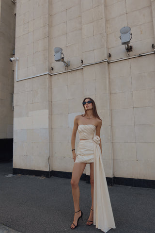 A gold set consisting of a corset and a skirt with a removable train, designed for special occasions and an accentuated silhouette