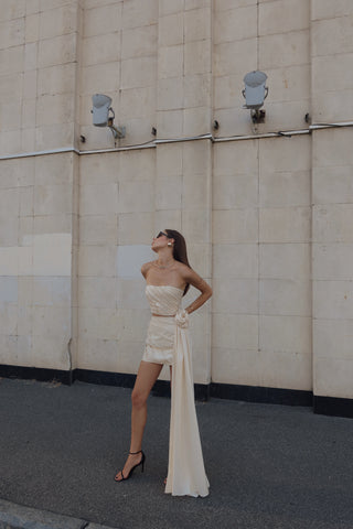 A gold set consisting of a corset and a skirt with a removable train, designed for special occasions and an accentuated silhouette