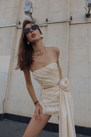 A gold set consisting of a corset and a skirt with a removable train, designed for special occasions and an accentuated silhouette