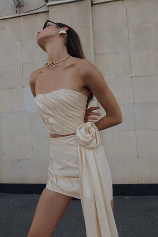 A gold set consisting of a corset and a skirt with a removable train, designed for special occasions and an accentuated silhouette