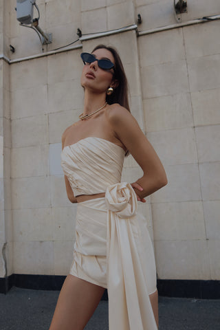 A gold set consisting of a corset and a skirt with a removable train, designed for special occasions and an accentuated silhouette