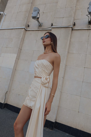 A gold set consisting of a corset and a skirt with a removable train, designed for special occasions and an accentuated silhouette