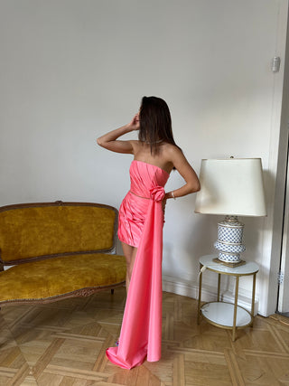 A pink set consisting of a corset and a skirt with a removable train, designed for special occasions and an accentuated silhouette