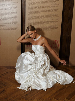 Short strapless corset with a straight neckline and a skirt with a drawstring that can be adjusted in length