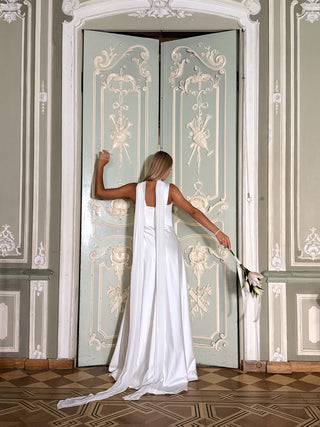 An A-line wedding dress in ivory satin with a sweetheart neckline, straps, a zipper closure at the back, and lining