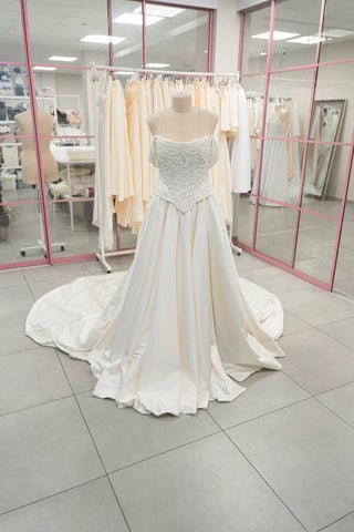 Original garment on mannequin — Plus Size Off-the-Shoulder Bridal Corset & Skirt Set